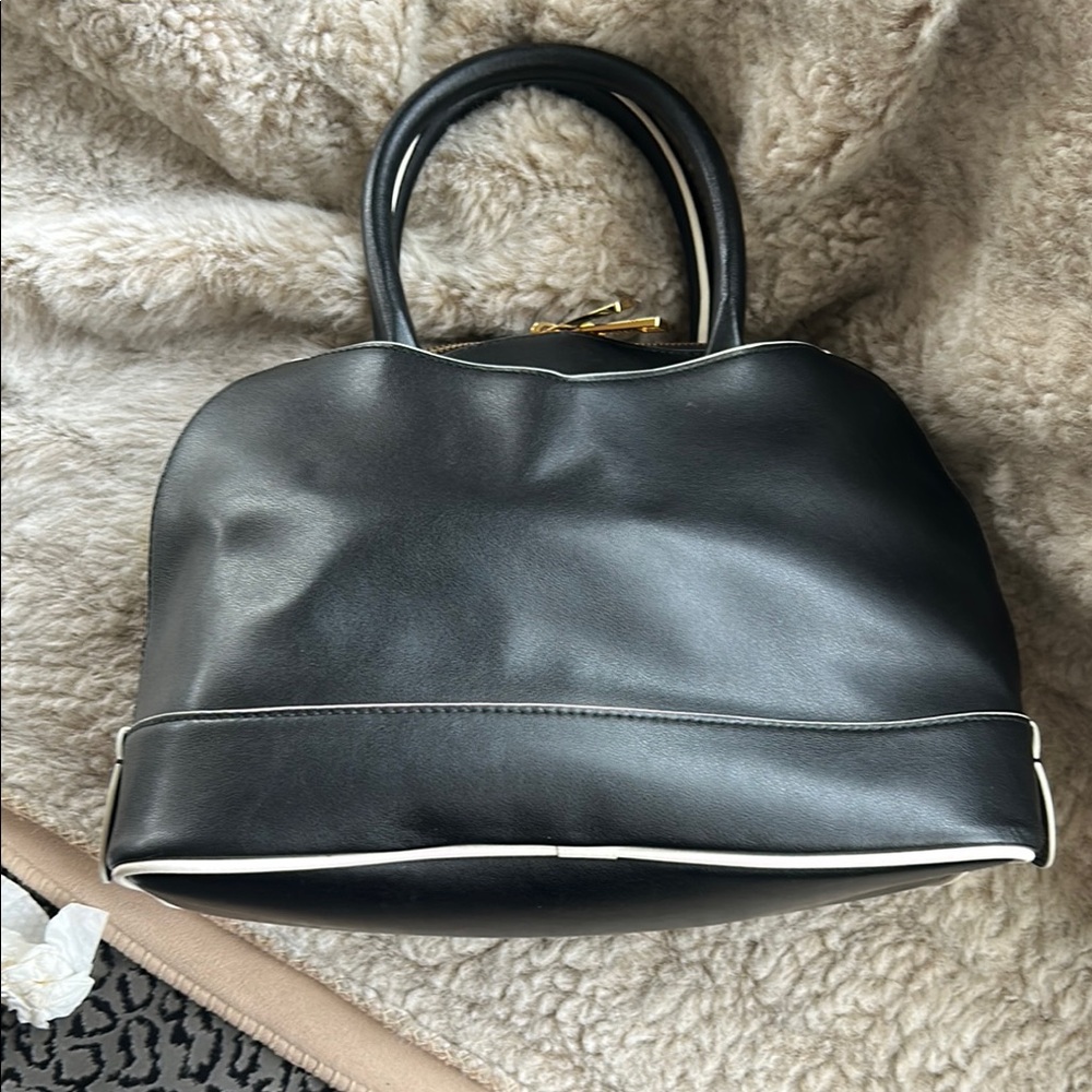 Marc Jacobs Black Satchel with Gold Hardware and Structured Design - Picture 6 of 10